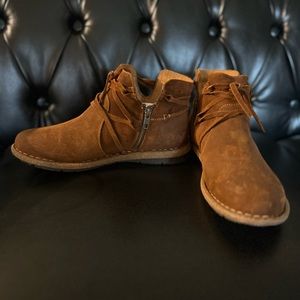 Born women’s boots, tan. Never been worn.